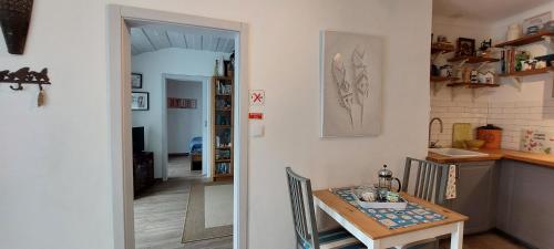 uma cozinha e uma sala de jantar com uma mesa em Lighthouse Butterfly Home em Ericeira