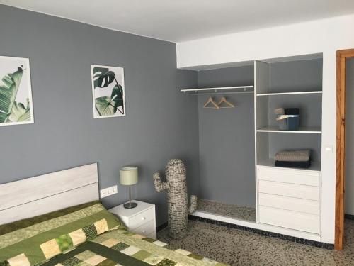sypialnia z łóżkiem i półką na książki w obiekcie Casa Collado w mieście San Vicente