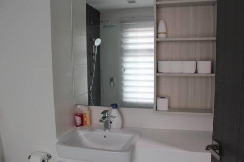La salle de bains est pourvue d'un lavabo et d'un miroir. dans l'établissement Suasana Suites D'Home JB, à Johor Bahru
