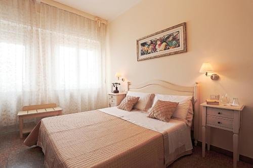 Un dormitorio con una cama grande y una ventana. en il Castello Guest House, en Sassari