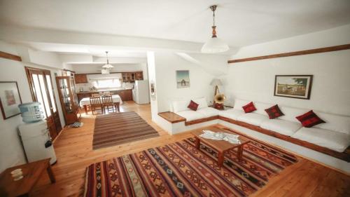 ein Wohnzimmer mit Sofa und Tisch in der Unterkunft Kleo Cottages in Kalkan