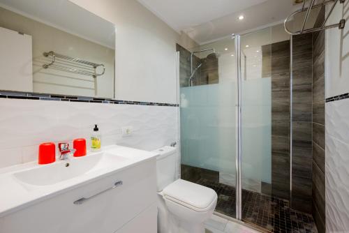 Koupelna v ubytování Beautiful apartment Playa Honda in the heart of Las Americas