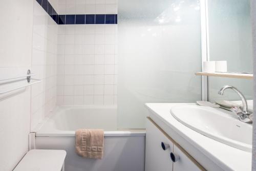 萊格卡弗爾雷的住宿－Les Canonniers，白色的浴室设有浴缸和水槽。