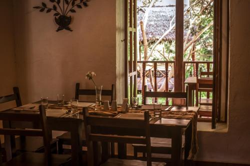 a dining room with a table and chairs and a window at Hotel Fundo Achamaqui in Chachapoyas