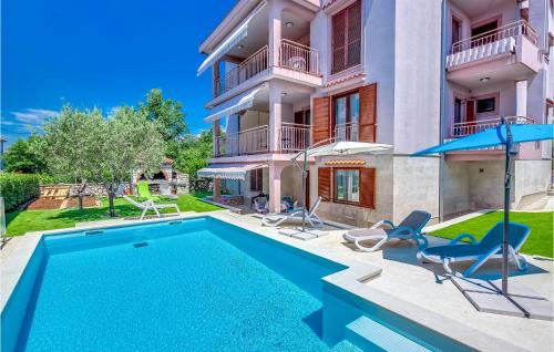 eine Villa mit Swimmingpool und ein Haus in der Unterkunft Gorgeous Home In Jadranovo With Kitchen in Jadranovo