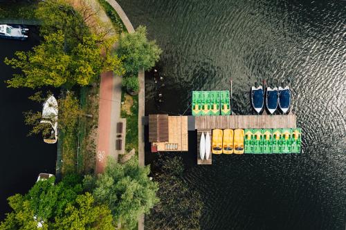 an aerial view of a dock with boats on the water at Willa Port Apartament Premium z widokiem na jezioro in Ostróda