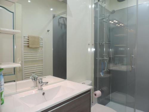 Ένα μπάνιο στο Villa Mes Souvenirs 1er étage Wifi Lit fait Taxe de Séjour Incluse