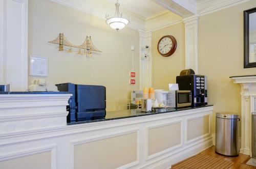 una cafetería con un mostrador y un reloj en la pared en Grant Hotel, en San Francisco