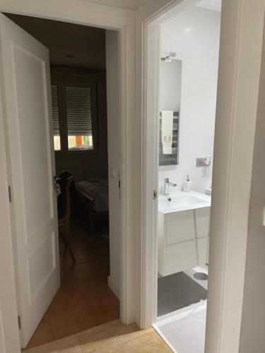 La salle de bains est pourvue d'un lavabo et d'un miroir. dans l'établissement A 10 minutos de las playas 1, à Puente Arce