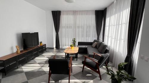 sala de estar con sofá y TV en ISPERA AT THE VILA en Corbeanca