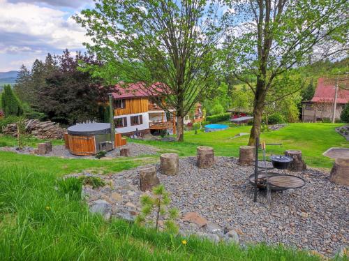 un patio trasero con una hoguera y una casa en COOLna, en Metylovice