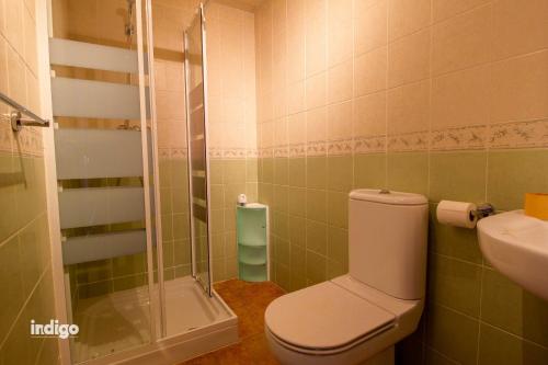 La salle de bains est pourvue de toilettes, d'un lavabo et d'une douche. dans l'établissement ELL001 Casa adosada de 2 dormitorios, à Ayamonte
