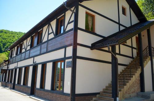 een oud gebouw met ramen en een trap bij Hotel Kompas in Foča