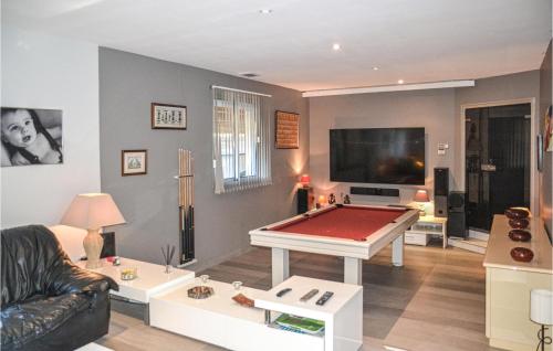 un salon avec une table de billard dans l'établissement Awesome Home In Nebian, à Nébian