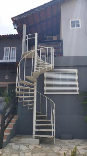 a spiral staircase on the side of a house at Pousada das Seriemas in Pirenópolis