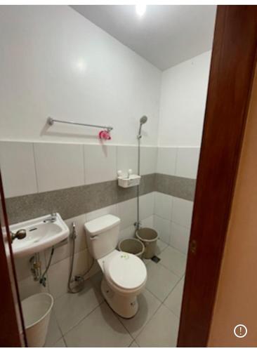 bagno con servizi igienici e lavandino di Sto. Niño Whole House w/ 2 AC Bedrooms a Lucena