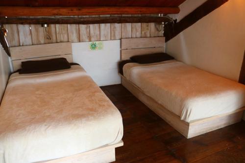 Tempat tidur dalam kamar di Snail Bed & Breakfast