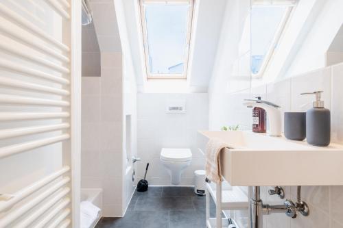 a bathroom with a sink and a toilet at Home by Doni - ruhig I zentral I Küche & 2 Schlafzimmer in Wiesbaden