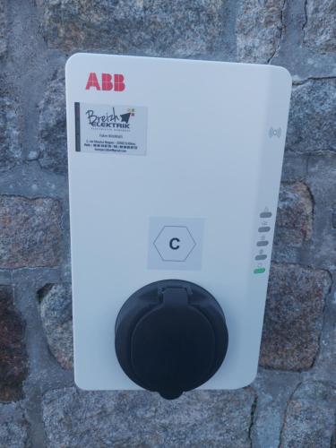 a computer mouse in a box on the ground at Hôtel Restaurant du Lac in Combourg
