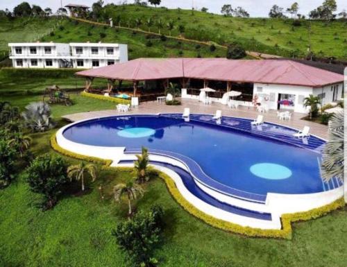 Изглед към басейн в Hotel Takuara или наблизо