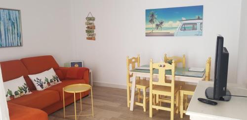 salon z kanapą i stołem w obiekcie Casa del Mar w mieście Puerto Real