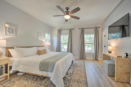 Ένα ή περισσότερα κρεβάτια σε δωμάτιο στο Canyon Lake Home with Deck about 1 Mi to Comal Park