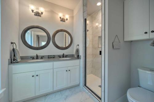 Ένα μπάνιο στο Canyon Lake Home with Deck about 1 Mi to Comal Park