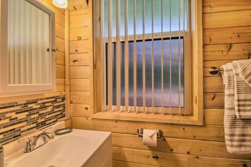 Un baño con lavabo y ventana. en Grill, Fire Pit Pet-Friendly Lakeside Cottage!, en Lake of the Woods