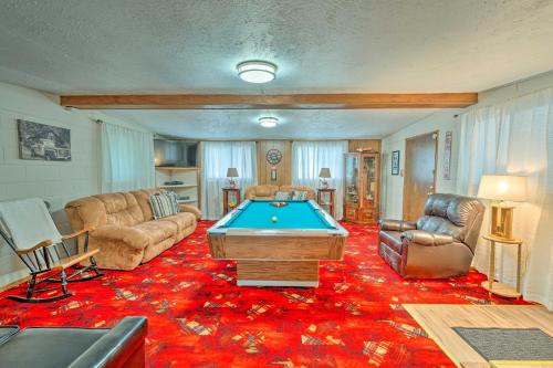 una sala de estar con una mesa de billar en una alfombra roja en Caldwell House with Grill about 1 Mi to Downtown!, en Caldwell