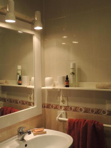 a bathroom with a sink and a mirror at ACOGEDOR ADOSADO entre mar y montaña in Cullera