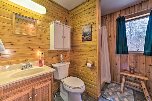 Koupelna v ubytování Cabin Getaway Surrounded by National Forest!