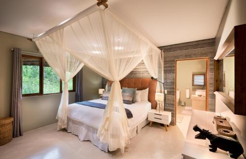 Ένα ή περισσότερα κρεβάτια σε δωμάτιο στο MHONDORO SAFARI LODGE & VILLA