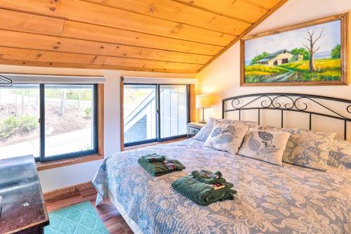 Postel nebo postele na pokoji v ubytování Loon Mountain Townhome with Pool and Slope Views!