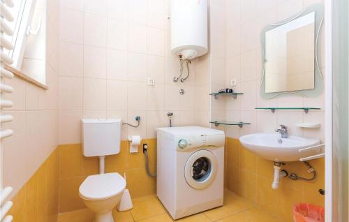 y baño con lavadora y lavamanos. en Lovely Apartment In Jadranovo With Wifi en Jadranovo