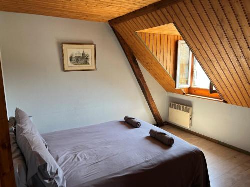 une chambre avec un lit dans un grenier dans l'établissement Top Floor Apartment with Mountain Views in the centre of Argeles Gazost, à Argelès-Gazost