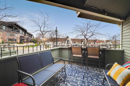 einen Balkon mit Stühlen und Straßenblick in der Unterkunft 207 Pointes North Inn in Charlevoix