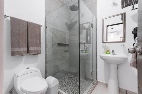 Departamento Joya ideal para tus vacaciones ! في مازاتلان: حمام مع دش ومرحاض ومغسلة