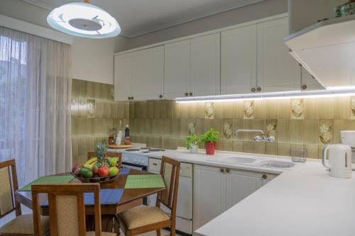 Kjøkken eller kjøkkenkrok på Aiolos Apartment