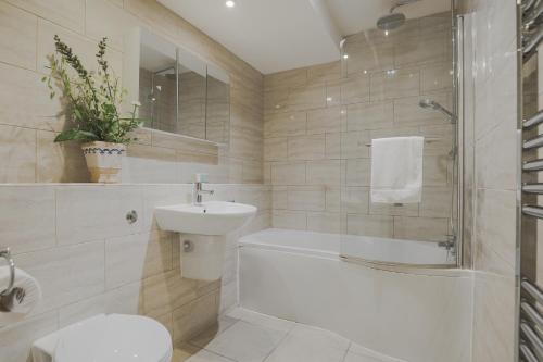 Ванная комната в Oxford Gardens Apartments