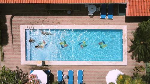 uma vista superior de uma piscina com pessoas nela em Pousada Catavento em Pipa