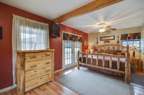 ein Schlafzimmer mit Bett und Deckenventilator in der Unterkunft Sweetpeas in Pigeon Forge
