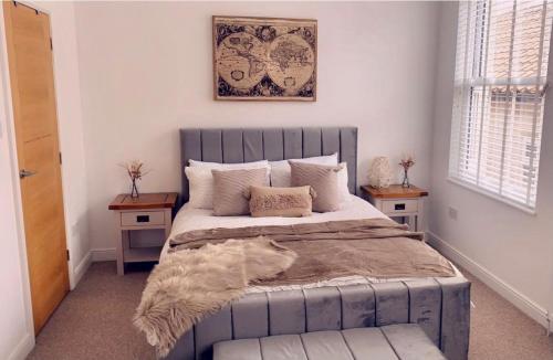 Un pat sau paturi într-o cameră la Penthouse, 2 Bedroom apartment