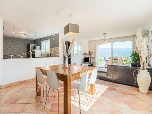 une cuisine et une salle à manger avec une table et des chaises en bois dans l'établissement Holiday Home in Les Vans with Private Pool, aux Vans