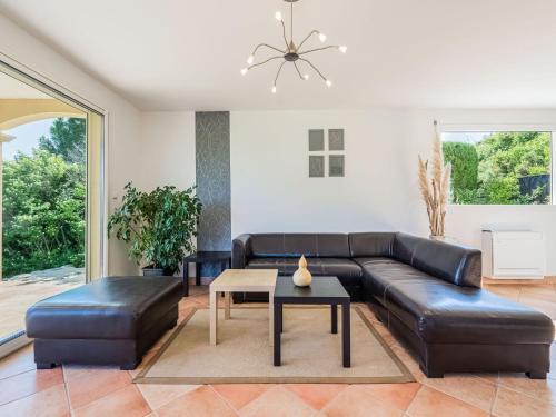 un salon avec un canapé en cuir et une table dans l'établissement Holiday Home in Les Vans with Private Pool, aux Vans