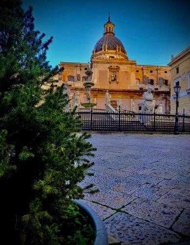 a building with a christmas tree in front of it at Appartamento Green Room in Palermo