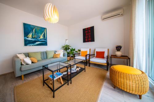 salon z kanapą i stołem w obiekcie Apartment Axelle 50 METERS TO THE BEACH w mieście Banjole