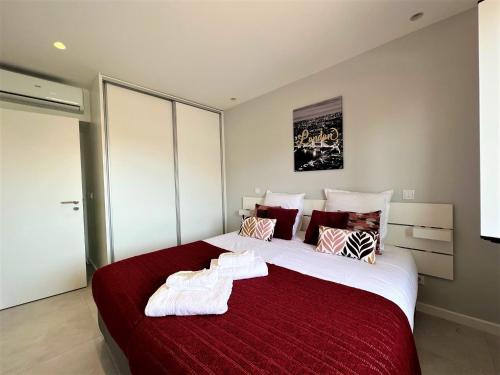 ein Schlafzimmer mit einem großen Bett mit Handtüchern darauf in der Unterkunft Albufeira Twins 1 With Pool by Homing in Albufeira