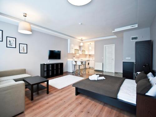 - une chambre avec un grand lit et un salon dans l'établissement COZY Suites, à Istanbul