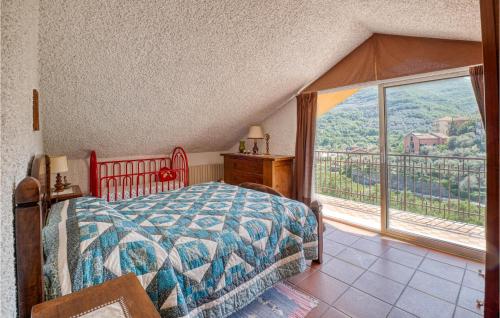 ein Schlafzimmer mit einem Bett und einem großen Fenster in der Unterkunft Casa Alassio in Chiusavecchia
