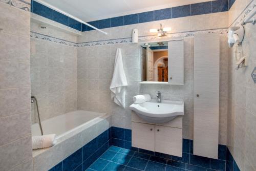 a bathroom with a sink and a bath tub and a sink at Sterna House Paxos in Vlachopoulátika